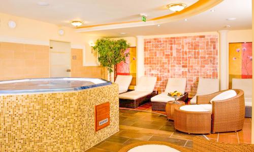Győr ve 3* budově Hotelu Kálvária se vstupem do lázní a wellness + polopenze