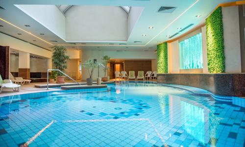 Hévíz 800 m od termálního jezera v Hotelu Palace **** s bohatým neomezeným wellness a polopenzí + dítě zdarma