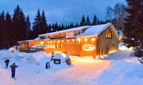Jizerské hory: moderní lesní Resort Montanie u skicenter s polopenzí a saunou
