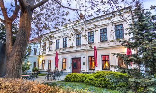 Jižní Morava: Hotel Drnholec *** s polopenzí + neomezené víno a privátní lázně