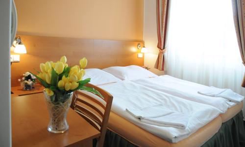 Jižní Morava ve valtickém Hotelu Apollon *** s polopenzí a posezením ve sklípku