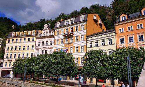 Karlovy Vary blízko kolonád i památek v Hotelu Ostende **** s procedurami a bohatou polopenzí