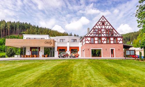 Karlovy Vary: Cihelny Golf Resort **** s neomezeným wellness, animačním programem pro děti + snídaně