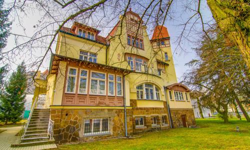 Karlovy Vary u Tržní kolonády v Penzionu Villa Hofman se snídaní a vstupem do Sportcentra Imperial