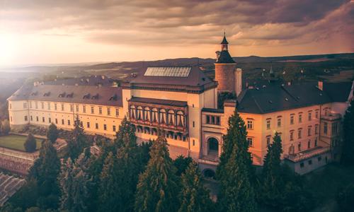 Křivoklátsko: Romantika na zámku Chateau Hotel Zbiroh s unikátním wellness a snídaní ve středověké krčmě