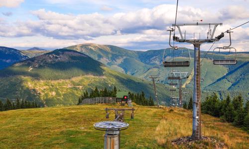 Krkonoše: Harrachov s výhledem na skokanské můstky v Pensionu 7 s privátním wellness, vínem a polopenzí
