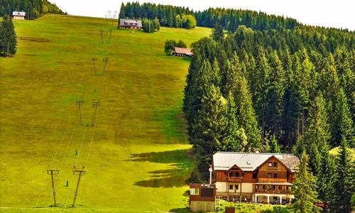 Krkonoše: jaro a léto v apartmánu Penzionu Melkus *** s polopenzí a slevami