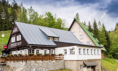 Krkonoše: jaro a léto v horské Chatě Akuma vedle lanovky s polopenzí a slevou