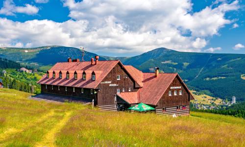 Krkonoše: Pobyt s výhledem na Sněžku v Penzionu Vraní bouda s polopenzí a welcome drinkem