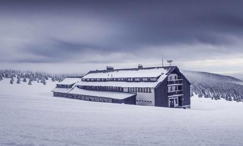 Krkonoše u turistických stezek a ski areálů: Dvorská Bouda s polopenzí, saunou a půjčením kol