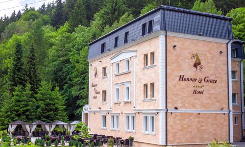 Krušné hory poblíž Karlových Varů: Rodinný Hotel Honour & Grace **** se vstupem do wellness, drinkem a snídaní