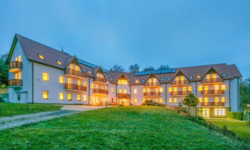 Krušné hory pro rodiny: 4* Pytloun Wellness Hotel Hasištejn s wellness, vstupem do Zoo i Aquaparku + polopenze