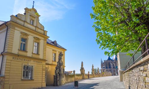 Kutná Hora s výhledem na chrám sv. Barbory v dobové Vile U Varhanáře *** s polopenzí a láhví sektu
