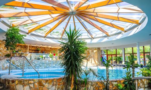  Lázeňské Dudince: Léčebný pobyt v Hotelu Flóra s neomezenými bazény, až 7 procedurami + plná penze