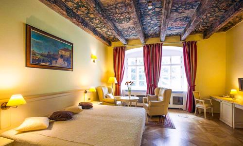 Luxusní Hotel Tyn Yard Residence **** přímo v srdci Prahy se snídaněmi ve vedlejší kavárně a láhví vína