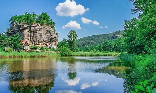 Máchovo jezero: Pohodový pobyt v Hotelu Kamýk *** se snídaněmi a kávou s dezertem + druhé dítě zdarma