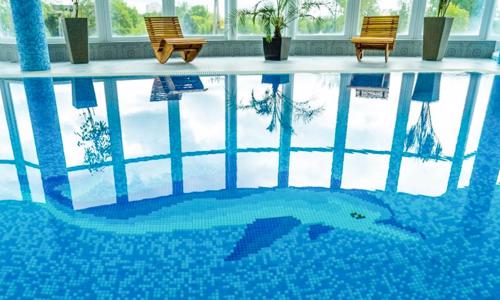 Maďarsko: Ajka jen 500 m od termálních lázní v Hotelu Kristály **** s neomezeným bohatým wellness + polopenze