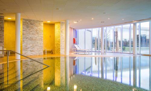 Maďarsko: MJUS World Resort & Thermal Park **** s vlastními lázněmi, bazény a saunovým světem + polopenze