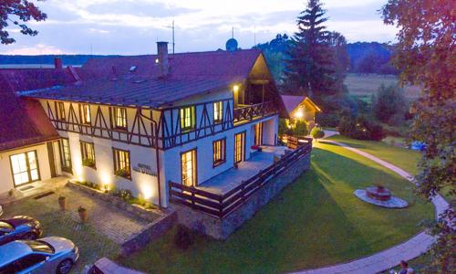 Mariánské Lázně: Víkendový gurmánský pobyt v 3* boutique Ville Rozmarýn s romantickou večeří, slevou a snídaní