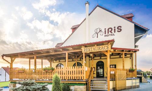 Pálava mezi vinicemi a sklípky: Wellness Hotel Iris *** s polopenzí a vířivkou