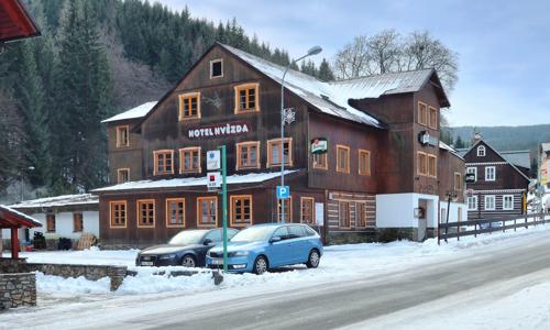 Pec pod Sněžkou 850 metrů od skiareálu v Hotelu Hvězda *** s welcome balíčkem, saunou a polopenzí