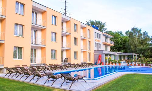 Piešťany u přehrady Sĺňava: Hotel Korekt *** s venkovními bazény, 50% slevami a polopenzí + dítě zdarma