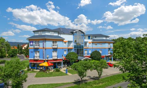 Pobyt 450 m od Balatonu: Kristály Hotel Keszthely *** s bohatým wellness, voucherem na procedury + polopenze