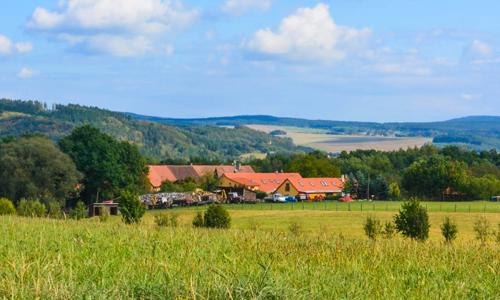 Pobyt blízko Plzně a Křivoklátska: Penzion Farma Dvorec s aktivitami na farmě, jógou, dezertem a polopenzí