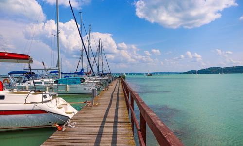Pobyt jen 400 m od Balatonu: Renovovaný Admirál Panzió Keszthely **** s bazénem, možností wellness a polopenzí