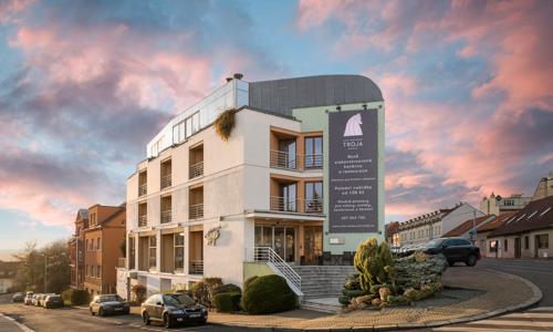 Praha blízko zastávky metra v přepychovém Deluxe pokoji Hotelu Troja **** s welcome drinkem a snídaní