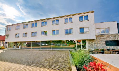 Praha pro rodiny: Hotel Modrá stodola **** s polopenzí, dětským hřištěm i lanovým parkem a hrami + děti zdarma