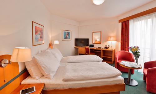 Praha v Deluxe pokoji Hotelu Troja **** u zastávky metra s welcome drinkem