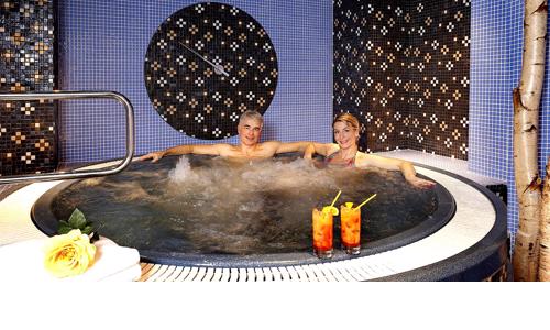 Romantický pobyt v Karlových Varech s polopenzí, bazénem a wellness