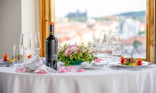 Romantický pobyt v Praze: Hotel International Prague **** s unikátním výhledem, degustačním menu a snídaní
