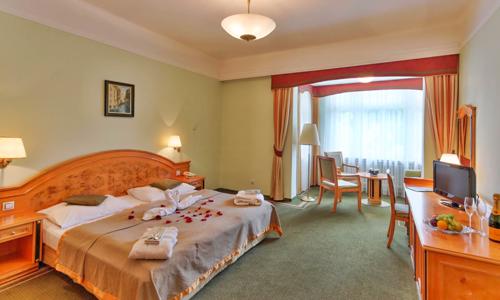 Romantika v Mariánských Lázních: 4* Parkhotel Golf s polopenzí, bazénem, privátní saunou a masáží