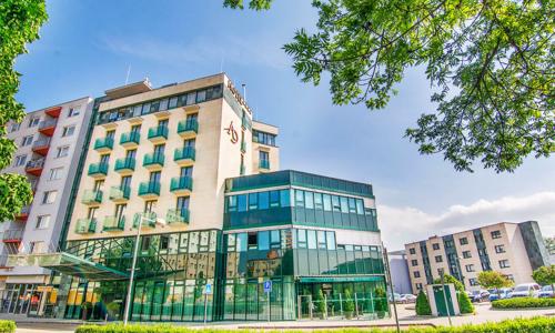Slovensko: Bílé Karpaty 18 km od hranic v Alexandra Hotelu **** s wellness, až 8 procedurami a polopenzí