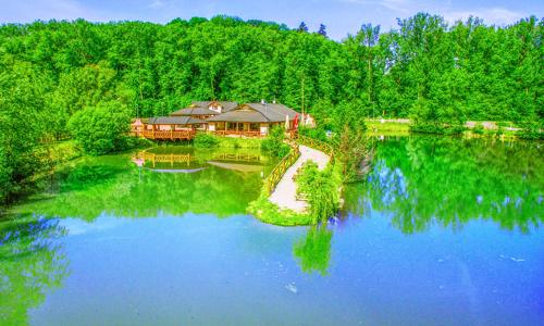 Slovensko: Bílé Karpaty u hranic v Hotelu Alexandra **** s wellness, rybolovem a bohatým vyžitím + polopenze