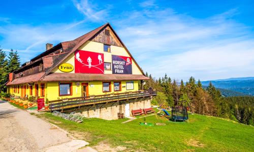 Slovensko u hranic: Beskydy pod Velkým Javorníkem v Horském Hotelu Fran s bazénem a polopenzí + dítě zdarma