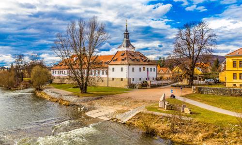 Střední Čechy naproti zámku a blízko Karlštejna a Prahy v Hotelu Panská zahrada **** s wellness a snídaněmi