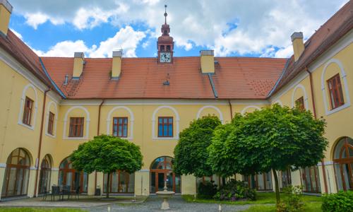 Střední Čechy: Romantický pobyt na Zámku Čechtice *** s polopenzí, welcome drinkem a relaxací v sauně