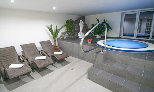 Střední Čechy: Slapská přehrada v Hotelu Hrazany *** s parádním wellness, procedurami a polopenzí