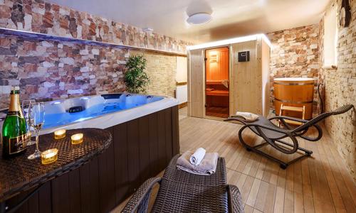 Šumava u turistických stezek v Apartmánech Andrea se snídaní, privátním wellness a relaxačními procedurami