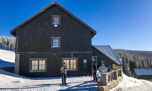 V srdci NP Krkonoše u ski areálů: Horská chata Malá Rennerovka s polopenzí a finskou saunou