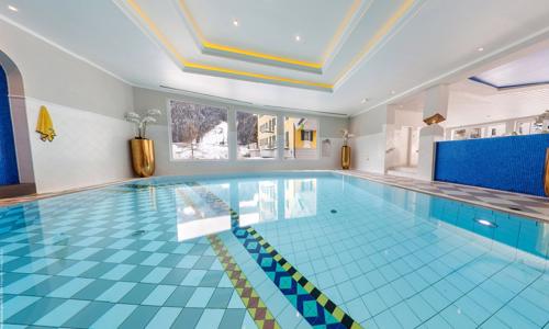 Vysoké Taury nedaleko termálů stylově v Chalet Bellevue Alm s luxusním wellness, saunou a polopenzí